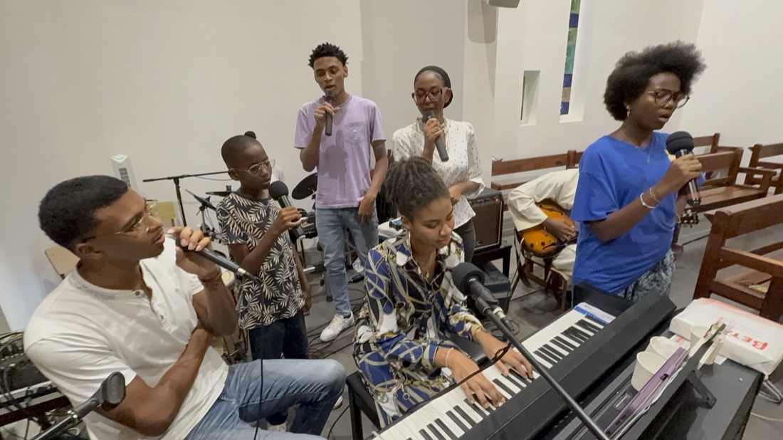 L'équipe de louange et les musiciens